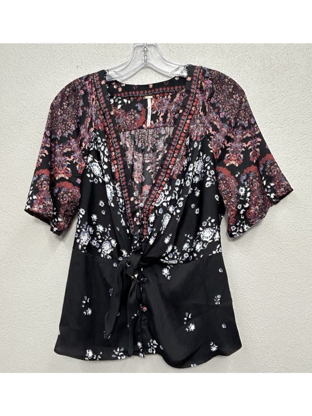 Free People Run Free Blouse Top Size Medium Tie Front Floral Button Front READ